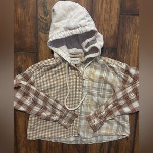 American Eagle Outfitters Cropped Plaid Flannel Hoodie in Brown and Cream